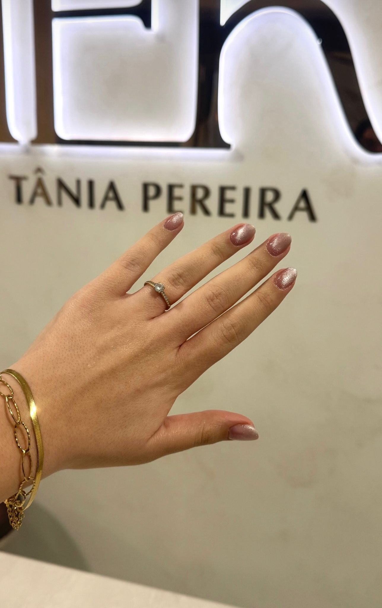 Manicure com acabamento cuidado HER