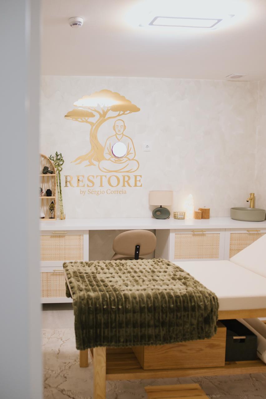 Detalhe do gabinete Restore: cerâmica, madeira, trama natural e uma manta sobre a marquesa